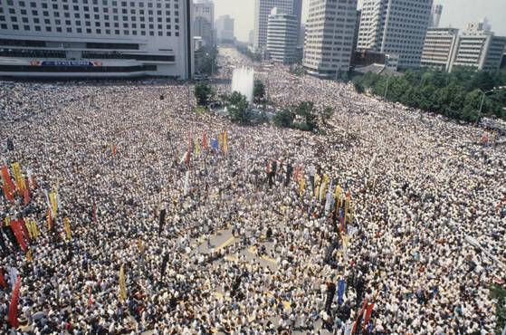 1987년 7월 인파로 가득찬 서울 시청 앞 광장 모습. [사진 중앙포토]