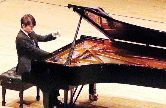 첫 전국투어의 프로그램으로 베토벤, 드뷔시, 쇼팽을 고른 조성진. 최근 세계 무대에서 자주 연주하는 조합이다. [사진 부산일보 제공]