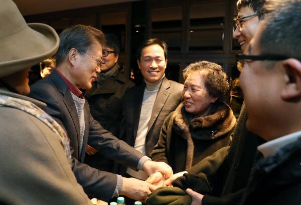 문재인 대통령이 7일 오전 서울 CGV 용산점에서 영화 ‘1987’을 관람하기 앞서 고 이한열 열사 모친 배은심 여사와 인사를 나누고 있다. 청와대사진기자단