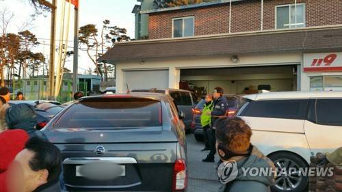 소방차고까지 가로막은 해돋이객 차량  (강릉=연합뉴스) 1일 강원 강릉시 경포 119안전센터 소방차고 앞이 불법주차된 해돋이객들의 차량으로 가로막혀 있다. 2018.1.1 [강릉소방서 제공=연합뉴스]