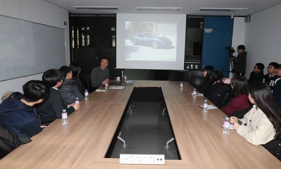 지난 4일 한양대를 방문한 중학생들이 선우명호 미래자동차공학과 교수로부터 자율주행자동차에 대한 설명을 듣고 있다. 김상선 기자