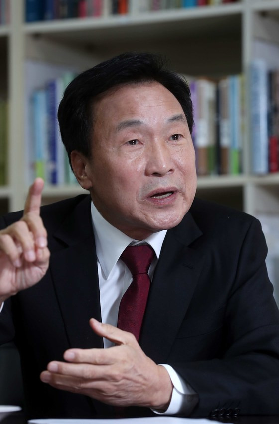손학규 국민의당 고문이 7일 오후 서울 서대문구 동아시아미래재단 사무실에서 중앙일보와 인터뷰를 갖고 있다. 김상선 기자