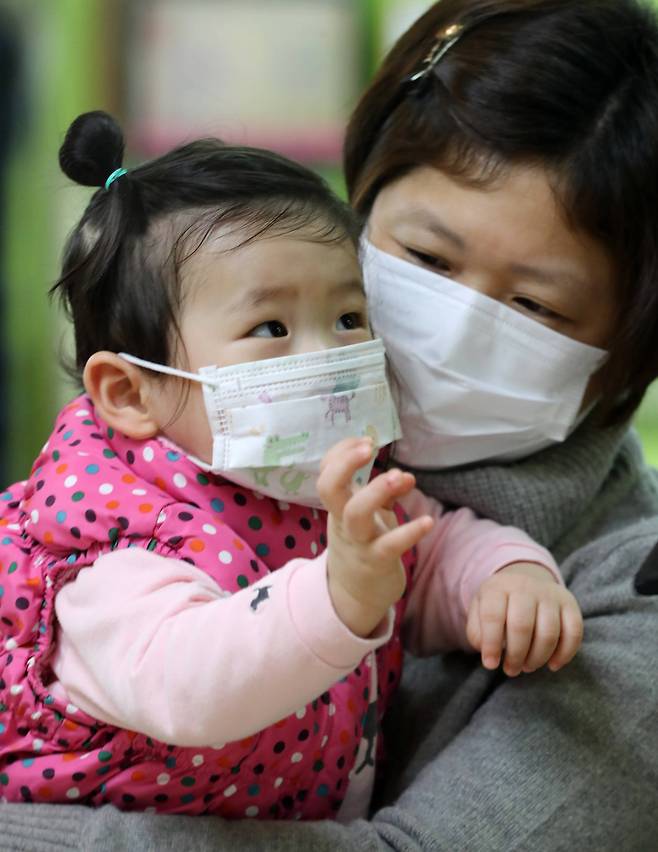 최근 독감이 유행하며 환자가 급증하고 있다. 3일 서울의 한 병원 소아청소년과 환자진료대기실에서 진료를 받으려는 모녀가 마스크를 착용하고 있다. [연합뉴스]