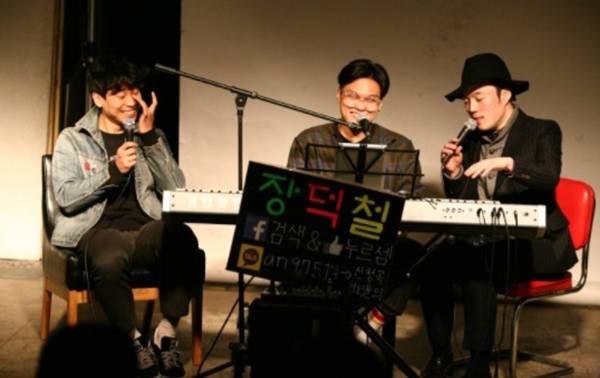 매주 토요일 무료 공연을 제공하고 있는 ‘문래동 주말극장’에서 공연 중인 장덕철. / 주말극장