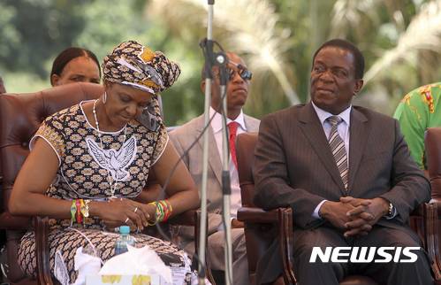 【AP/뉴시스】 2016년 2월 자료사진으로, 짐바브웨의 음난가그와 부통령이 집권당 본부에서 무가베 대통령의 부인인 그레이스와 나란히 앉아 있다. 타이피스트 출신의 그레이스는 26년 전 41년 연상의 유부남 무가베와 연애한 뒤 결혼했으며 사치 쇼핑 행각으로 '구찌 그레이스'란 별명으로 불렸다. 대통령 후계자 자리를 노려 3년 전 여성 부통령을 쫓아낸 뒤 지난달에는 음난가그와도 축출했다. 2017. 11. 15.