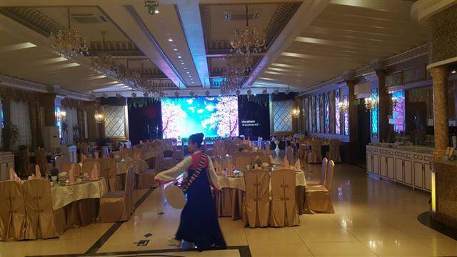 지난 6일 저녁 찾은 베이징의 북한 식당인 옥류관에는 손님이 거의 없었다. 텅 빈 홀에서 한 북한 종업원이 장구춤 공연을 하고 있다.