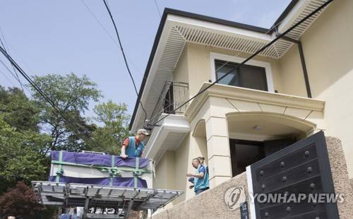 박근혜 전 대통령 내곡동 자택 2017년 5월 6일 오후 서울 박근혜 전 대통령 내곡동 자택에서 이사업체 관계자들이 이삿짐을 옮기고 있다. 2017.5.6  [연합뉴스 자료사진]