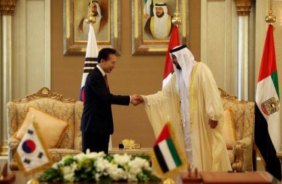 사진 = 2009년 12월 27일 당시 이명박 대통령이 UAE 대통령과 원전사업 계약 서명식을 가진 뒤 악수를 나누고 있는 모습. 뉴시스