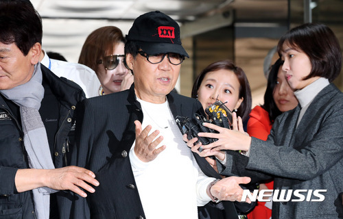 【서울=뉴시스】임태훈 기자 = 조영남 씨가 지난해 10월18일 자신의 '그림 대작' 사건 1심 선고 공판을 받기 위해 서울중앙지방법원에 출석하고 있다. 2017.10.18. taehoonlim@newsis.com