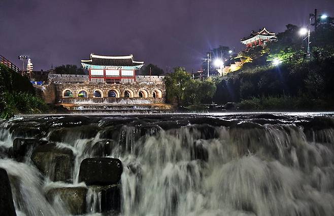 화홍문의 야경 (사진=수원시청 제공)