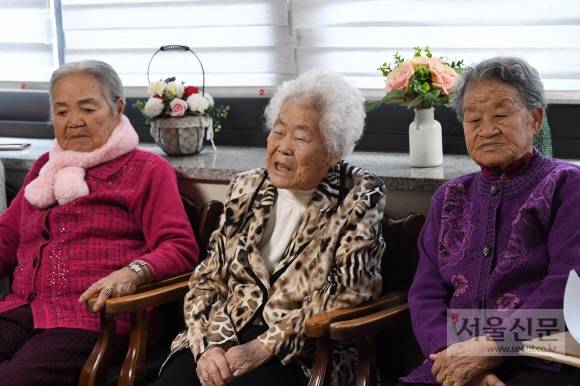 9일 오후 경기 광주시 퇴촌면 나눔의집에서 일본군 위안부 피해자 이옥선 할머니(92.왼쪽)와 이옥선 할머니(92.가운데),박옥선 할머니(95)가 강경화 외교부 장관이 발표하는 한일 위안부 합의 처리 방향 내용을 시청하고 있다. 2018.1.9 이호정 전문기자 hojeong@