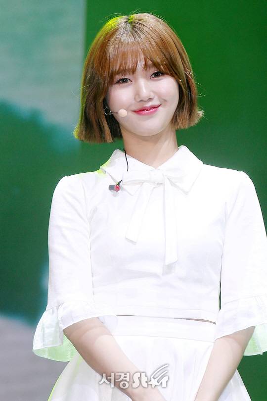 오마이걸(Oh My Girl) 멤버 미미가 9일 오후 서울 중구 메사 빌딩 10층 명동 신세계 메사홀에서 열린 다섯 번째 미니앨범 ‘비밀정원’ 쇼케이스에 참석해 무대를 선보이고 있다.