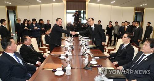 남북고위급 회담 시작 (판문점=연합뉴스) 우리측 수석대표인 조명균 통일부 장관과 북측 수석대표인 리선권 조국평화통일위원회 위원장이 9일 판문점 남측지역 평화의집에서 열린 남북고위급 회담에서 악수하고 있다.  [사진공동취재단=연합뉴스]      photo@yna.co.kr