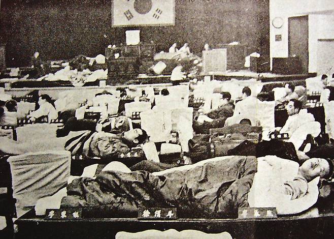 1958년 11월8일 이승만 대통령 정부와 자유당이 신국가보안법 개정안을 국회에 제출하자, 당시 야당인 민주당은 개정안의 기습통과를 막기 위해 조병옥 대표최고위원을 비롯한 전 의원들이 12월20일부터 본회의장에서 철야 농성을 벌였다. <한겨레> 자료사진.