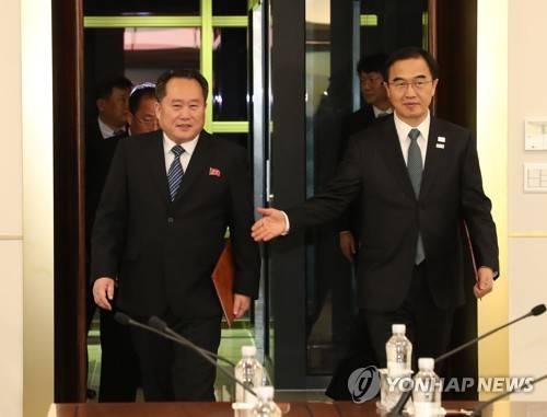 공동보도문 들고 공동 입장 (판문점=연합뉴스) 북한 리선권 조국평화통일위원회 위원장(왼쪽)과 조명균 통일부 장관이 9일 판문점 남측 평화의 집에서 열린 남북 고위급회담 종료회의에 공동보도문을 들고 입장하고 있다. 2018.1.9 [사진공동취재단=연합뉴스]      photo@yna.co.kr