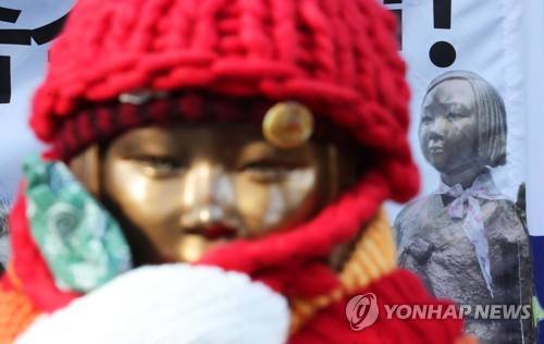 서울 종로구 옛 주한일본대사관 앞에 있는 소녀상. [연합뉴스 자료사진]
