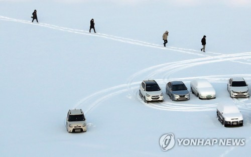 폭설이 만들어준 '출근길' (세종=연합뉴스) 이진욱 기자 = 세종지역에 대설주의보가 발효된 10일 오전 정부세종청사 앞에서 시민들이 조심스럽게 출근을 하고 있다. 2018.1.10  cityboy@yna.co.kr  (끝)