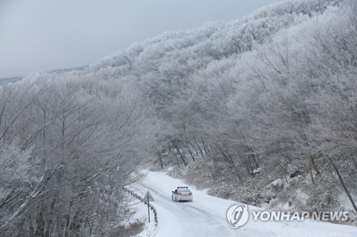 설국 순찰[연합뉴스 자료사진] (제주=연합뉴스) 박지호 기자 = 제주도 산지에 대설주의보가 내려진 17일 오전 경찰차가 한라산 1100도로를 순찰하고 있다. 2017.12.17      jihopark@yna.co.kr