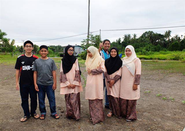 말레이시아 가족의 지프로 견인의 은덕을 받았다. 전격 구조된 후 기념사진 찰칵.