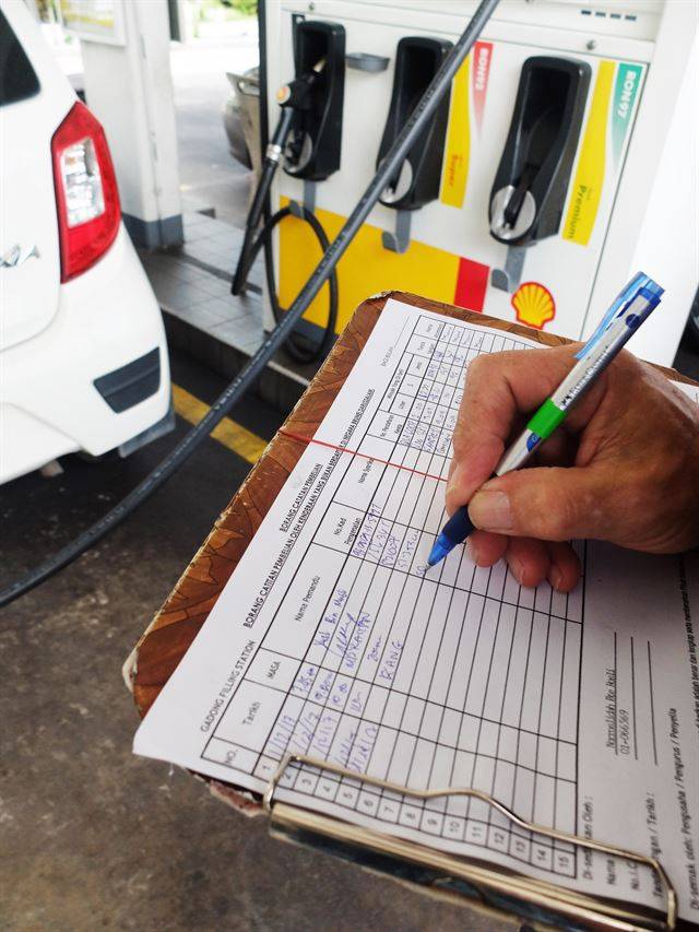 날조된 가격을 알기에, 브루나이에서 말레이시아 차 주인의 금기어. “가득이요.”