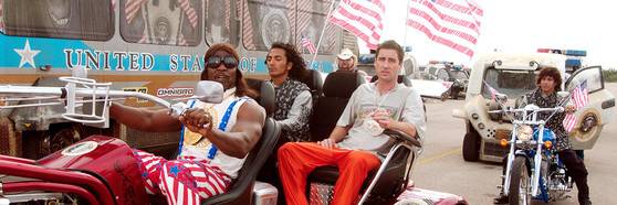 영화 속에서 인간은 자극적이고 단편적인 것에만 열광한다. 고차원적인 사고는 사라진지 오래다. [영화 이디오크라시]