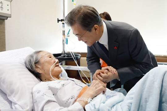 문재인 대통령이 지난 4일 오전 서울 서대문구 세브란스 병원에 입원중인 일본군 위안부 피해자 김복동 할머니를 병문안 하고 있다. 청와대제공