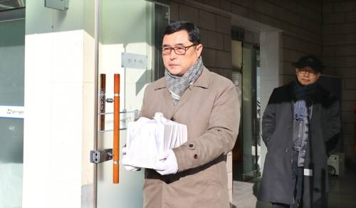 한 줌 재로 노르웨이 향하는 고독사 입양인 (밀양=연합뉴스) 최병길 기자 = 고국에서 친부모를 찾으려고 5년간 애를 태우다 고독사한 노르웨이 국적 입양인 고 얀 소르코크(한국 이름 채성우) 씨의 시신이 11일 경남 밀양에 있는 한 화장장에서 화장되고 나서 공항으로 향하고 있다. 2018.1.11  choi21@yna.co.kr