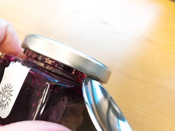 뚜껑 아래쪽 홈에 티스푼 끝을 넣고 지렛대처럼 들어 올린다.