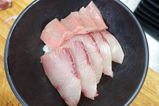 모둠 초덮밥에 올린 방어 회 5점과 참치 뱃살 4점.