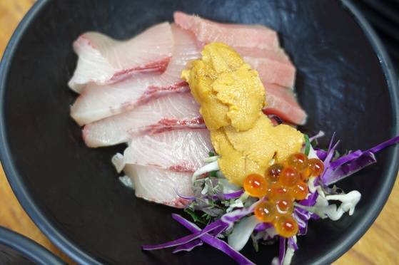 초밥·회·채소와 성게 알을 올린 뒤 연어 알 10여 개로 장식을 했다.