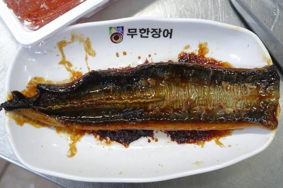 장어 초덮밥에 쓰려고 기성품 장어구이 한 마리를 전자레인지가 데웠다.