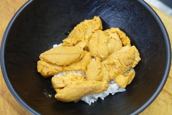 초밥 위에 성게 알 한 판을 다 올린 성게 회덮밥(3만원).