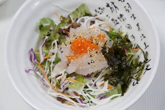 흔히 알 듯 채소가 많이 들어가고 초고추장으로 비벼서 먹는 회덮밥도 있다(8000원). 이 집 대표 메뉴는 내용을 따지면 회덮밥이라 해야 더 정확할 텐데, 차별성을 생각하다 지은 이름이 ‘초덮밥’이 된 듯하다.