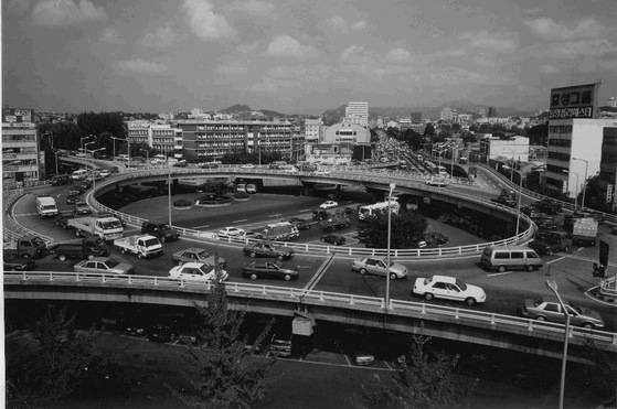 가수 배호가 ‘돌아가는 삼각지’를 발표한 해인 1967년 12월에 개통한 삼각지 회전 입체 고가도로. 차량이 360도 돌아갈 수 있게 만들었다. 하지만 노래와 회전 고가도로는 관련이 없다. 고가도로 개통 이전에 노래가 발표됐고, 만들기는 그보다 훨씬 빠른 1963년이라고 한다. 전방에 보이는 길이 한강대로 서울역 방향이다.