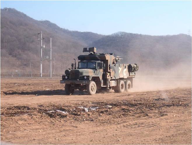 105㎜ 자주곡사포가 야지에서 기동시험을 하고 있다. [사진 방사청]