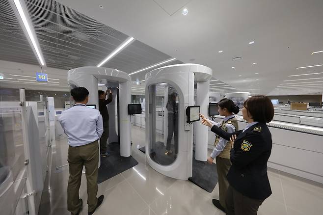 인천국제공항 제2여객터미널에는 국내 공항 최초로 총 24대의 원형 검색기가 설치됐다. 사진 인천공항공사 제공