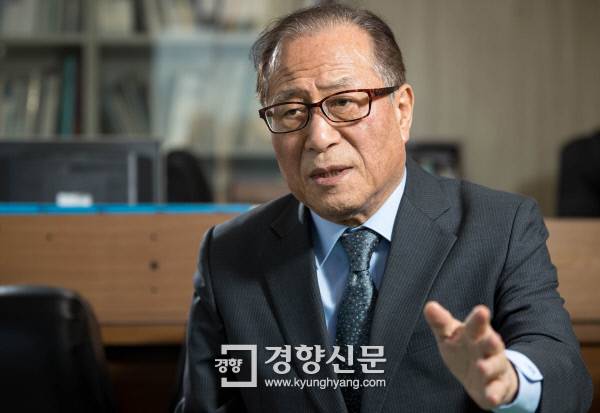 정세현 전 통일부 장관이 1월 10일 <주간경향>과 인터뷰를 하고 있다.  / 우철훈 선임기자.