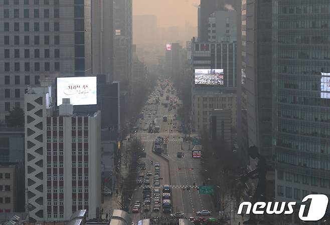 15일 오전 서울 종로구에서 바라본 서울시내에 미세먼지와 안개가 끼어 있다../뉴스1 © News1 박세연 기자