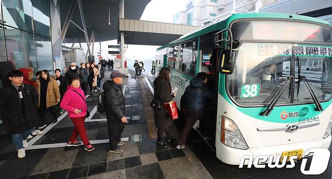 15일 오전 경기도 수원시 수원역버스환승센터에서 시민들이 버스를 타고 출근을 하고 있다. . 2018.1.15/뉴스1 © News1 오장환  기자