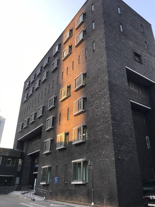 옛 남영동대공분실 전경. 지금은 경찰인권센터가 들어서 있다. 좁은 창문이 있는 5층이 조사실이다. 강민진 기자 mjkang@hani.co.kr
