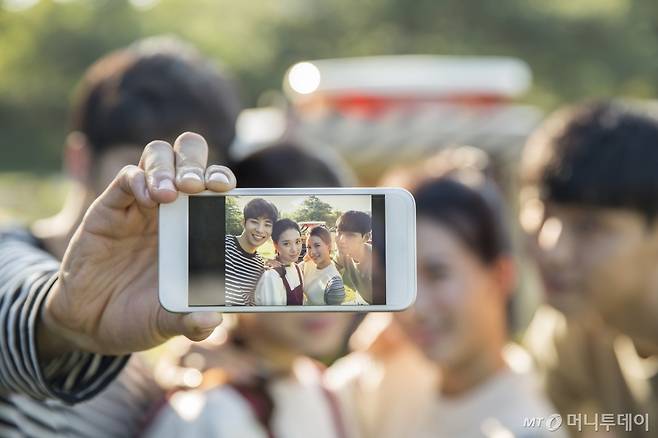젊은 세대에게 '셀카'는 단순히 '찍는 행위'가 아니라 여가 및 문화 활동의 핵심이다. /사진=이미지투데이
