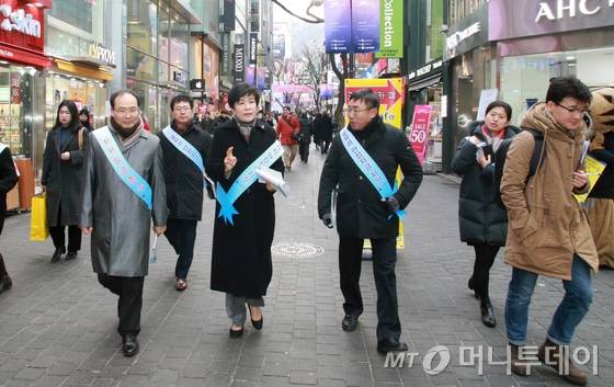 김영주 고용노동부 장관이 지난 9일 오후 서울 중구 명동 한 상점에서 최저임금 준수 필요성을 설명하고, 일자리 안정자금 홍보 캠페인을 하고 있다. /사진=고용노동부