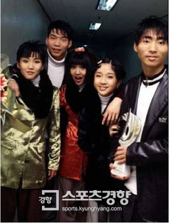 1996 KBS 가요대상 시상식에 참석해 꽃다발을 받은 영턱스클럽(왼쪽으로부터 한현남, 지준구, 임성은, 송진아, 최승민). 스포츠경향DB