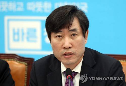 발언하는 하태경 최고위원 (서울=연합뉴스) 최재구 기자 = 바른정당 하태경 최고위원이 15일 국회에서 열린 최고위원 국회의원 연석회의에서 발언하고 있다. 2018.1.15      jjaeck9@yna.co.kr