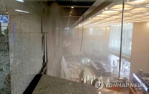무너져 내린 인니 증권거래소 발코니 (자카르타=연합뉴스) 황철환 특파원 = 15일 낮 붕괴 사고가 발생한 인도네시아 증권거래소 로비에서 중2층 발코니 상당 부분이 무너져 내린 모습. 2018.1.15 [AFP=연합뉴스]