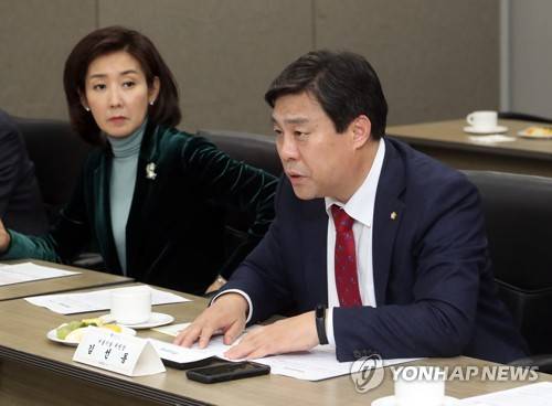 인사말 하는 김선동 위원장 (서울=연합뉴스) 최재구 기자 = 자유한국당 김선동 서울시당위원장이 15일 서울시청에서 열린 서울시-자유한국당서울시당 간담회에서 인사말을 하고 있다. 2018.1.15      jjaeck9@yna.co.kr