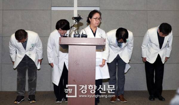 지난해 12월17일 서울 양천구 이대목동병원 대회의실에서 정혜원 이대목동병원 병원장(가운데)과 의료진이 신생아 사망사고 관련 브리핑에 앞서 사과하고 있다. / 권도현 기자 lightroad@kyunghyang.com