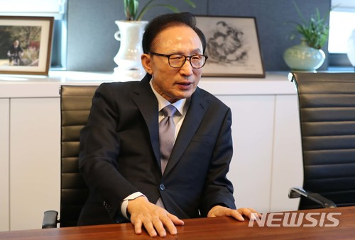 【서울=뉴시스】 배훈식 기자 = 이명박 전 대통령이 지난 3일 오후 서울 강남구 삼성동 사무실에서 환담을 나누고 있다. 2018.01.03. photo@newsis.com