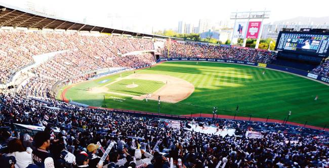 2017 한국시리즈 4차전 때 서울 잠실야구장에 모인 관중들. 벌써부터 2018시즌에 야구팬들의 관심이 쏠리고 있지만 경기 일정의 형평성 논란이 일고 있다. [동아일보]