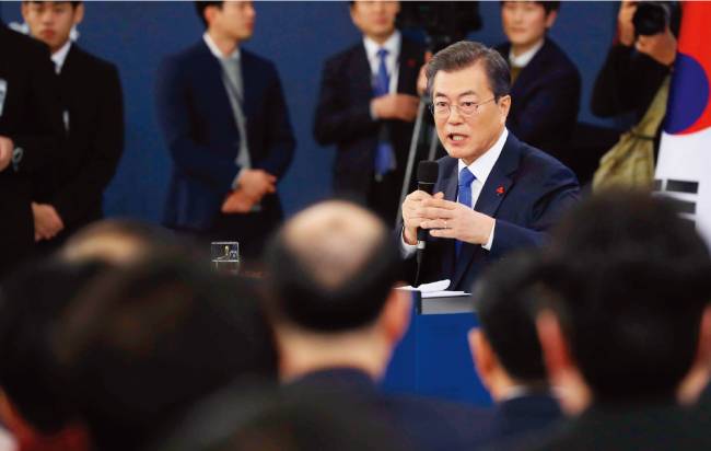 1월 10일 문재인 대통령이 신년 기자회견 자리에서 최저임금 인상 문제에 관해 말하고 있다. [뉴시스]